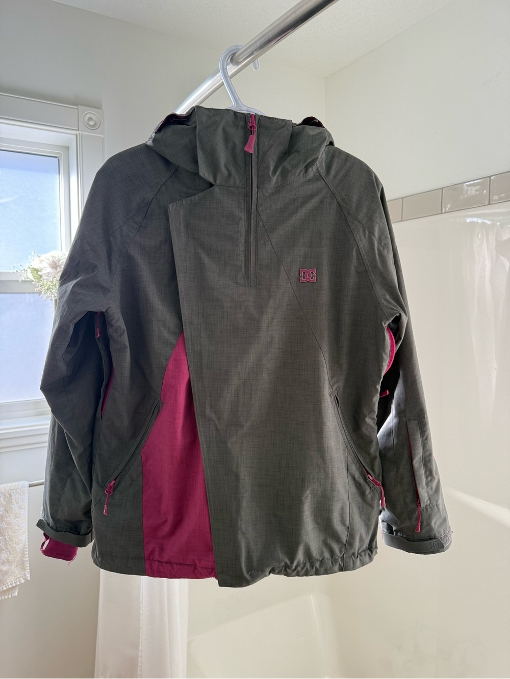 DC Women’s Snowboard Jacket Small